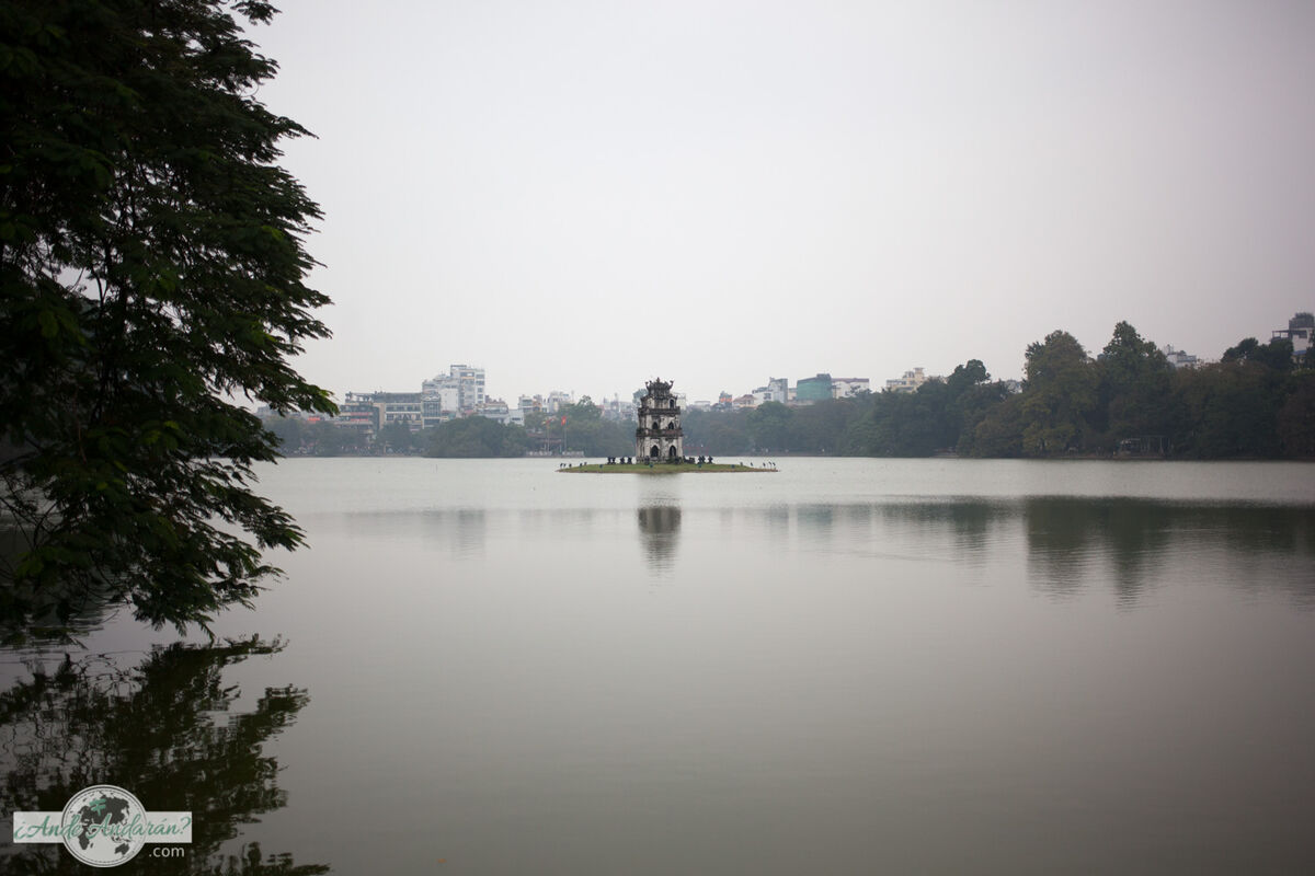 Torre de la Tortuga, en el lago Hoan Kiem, en el centro de Vietnam
