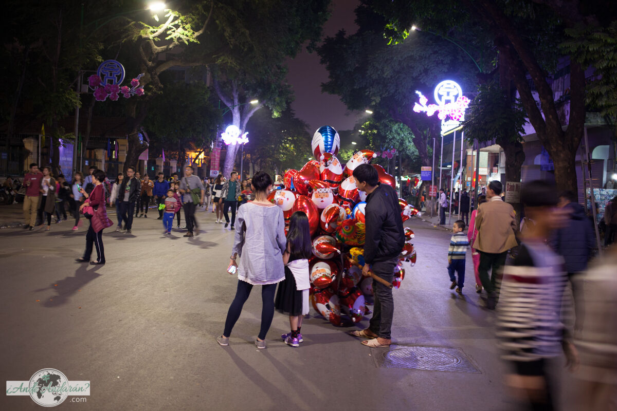 Paseando por las calles de Vietnam en Navidad