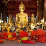 Antes de que se ponga el sol, los monjes se reúnen en el templo Wat Mai.