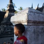 Un niño a las puertas de Wat Mai